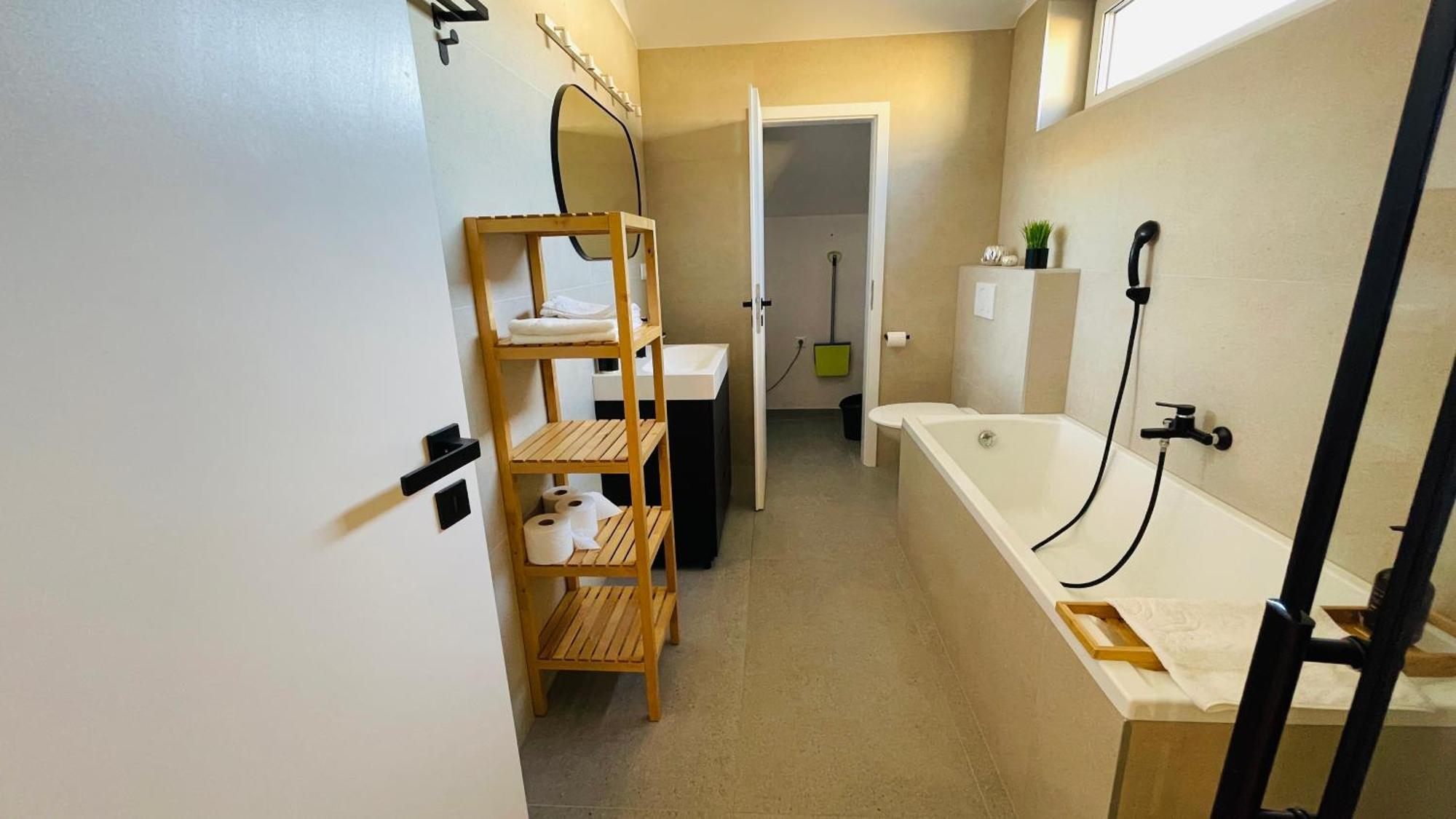 House Flow, 3 Room, Free 2 Parking براتسيلافا المظهر الخارجي الصورة